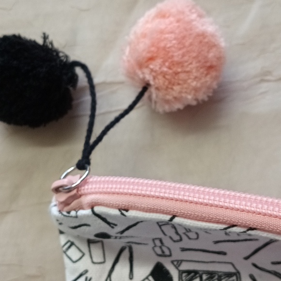 Makeup Pattern Clutch Makeup Black and White, Cosmetic Bags. - Picture 4 of 9